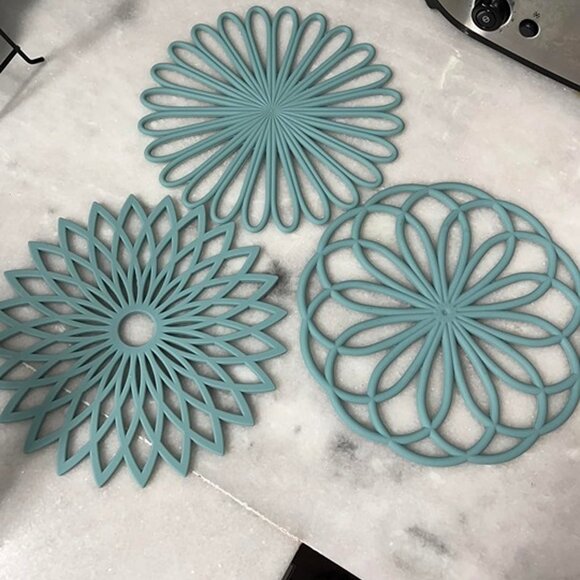NEW Set of 3 Silicone Trivet Mat- Hot Pot Holder Hot Pads for Table & Countertop - Picture 3 of 7